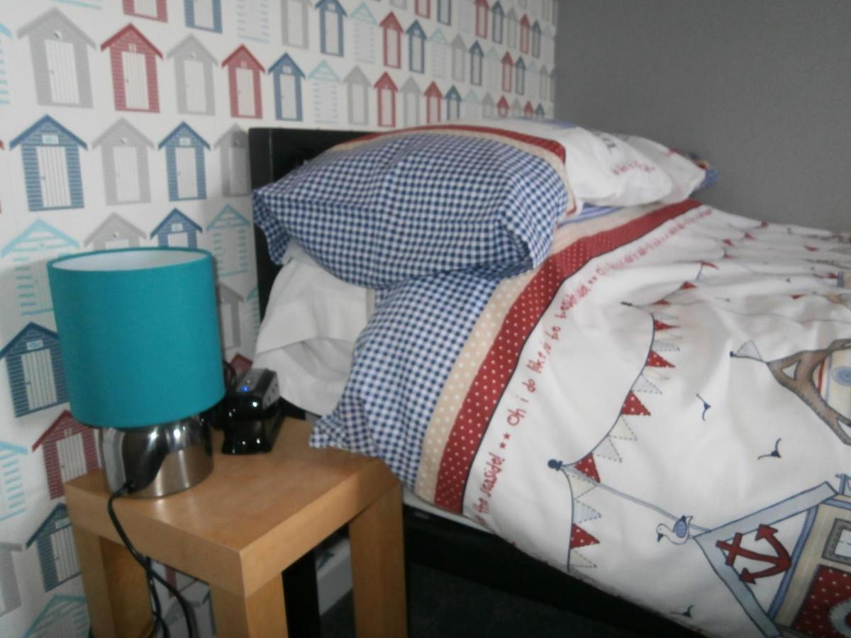 The Hut Wales - A Sea Front Inn Holyhead Zewnętrze zdjęcie