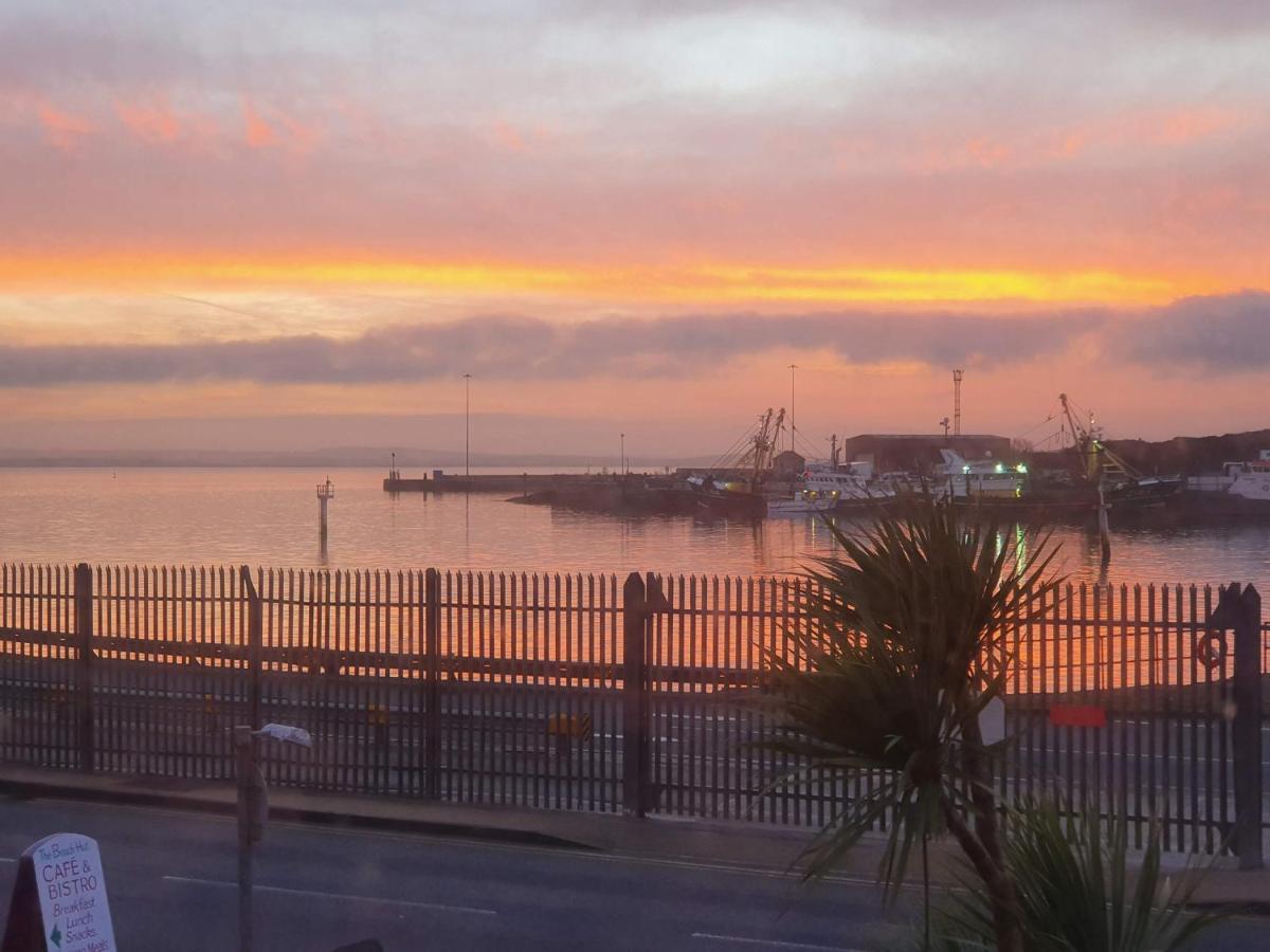The Hut Wales - A Sea Front Inn Holyhead Zewnętrze zdjęcie