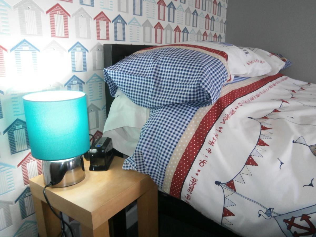 The Hut Wales - A Sea Front Inn Holyhead Zewnętrze zdjęcie