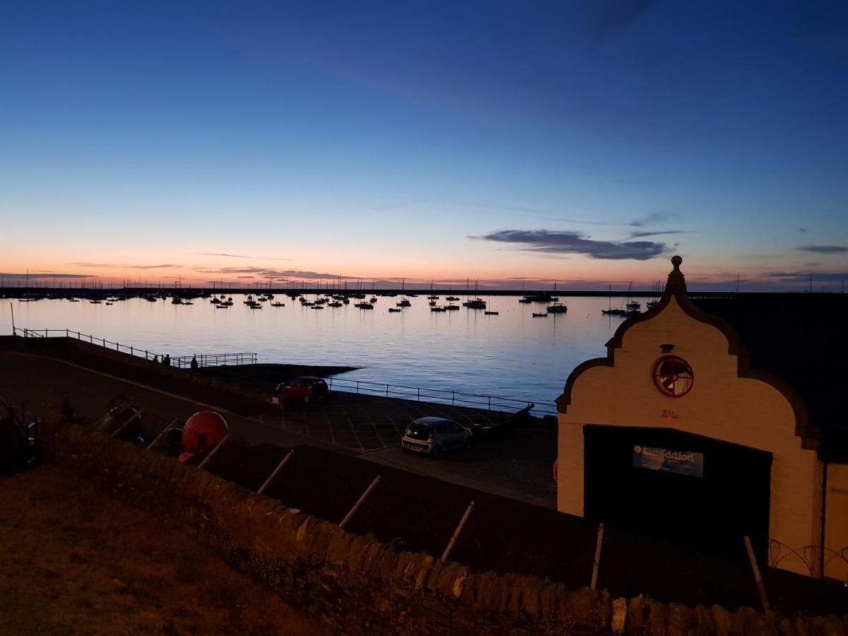 The Hut Wales - A Sea Front Inn Holyhead Zewnętrze zdjęcie