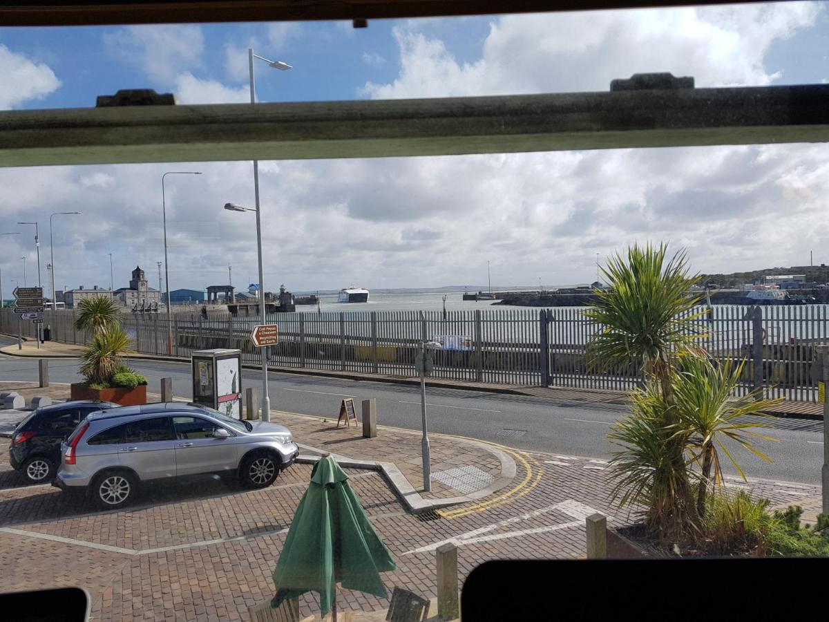 The Hut Wales - A Sea Front Inn Holyhead Zewnętrze zdjęcie