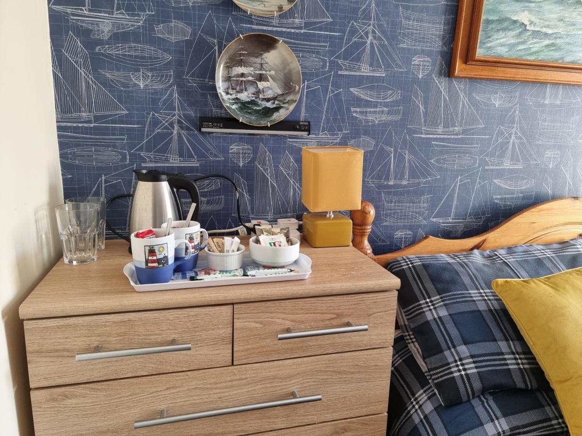 The Hut Wales - A Sea Front Inn Holyhead Zewnętrze zdjęcie