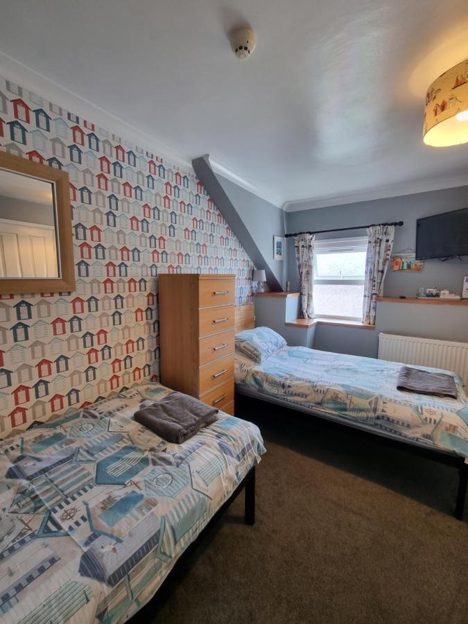 The Hut Wales - A Sea Front Inn Holyhead Zewnętrze zdjęcie